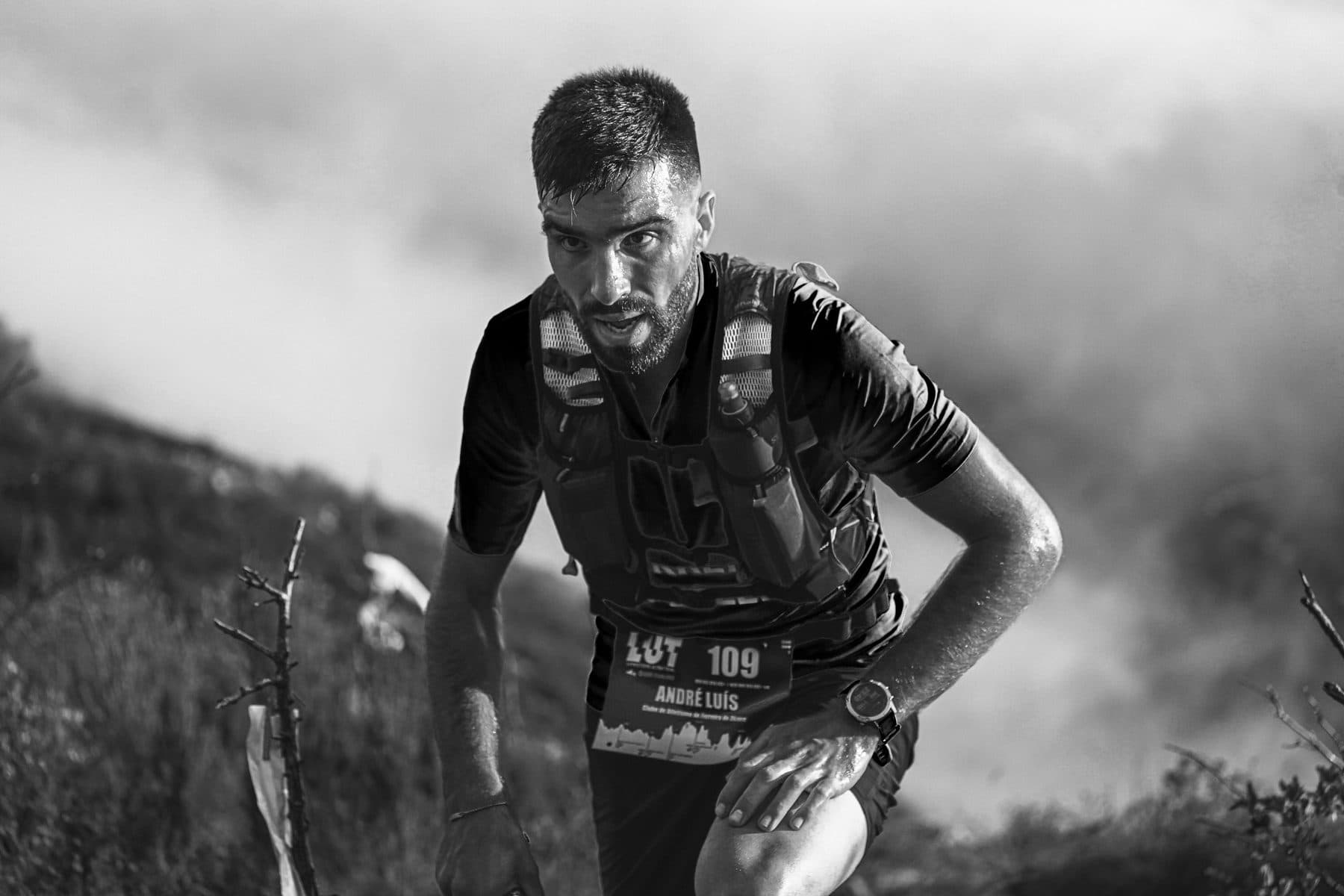 Corredor de trail en blanco y negro, en plena prueba de montaña
