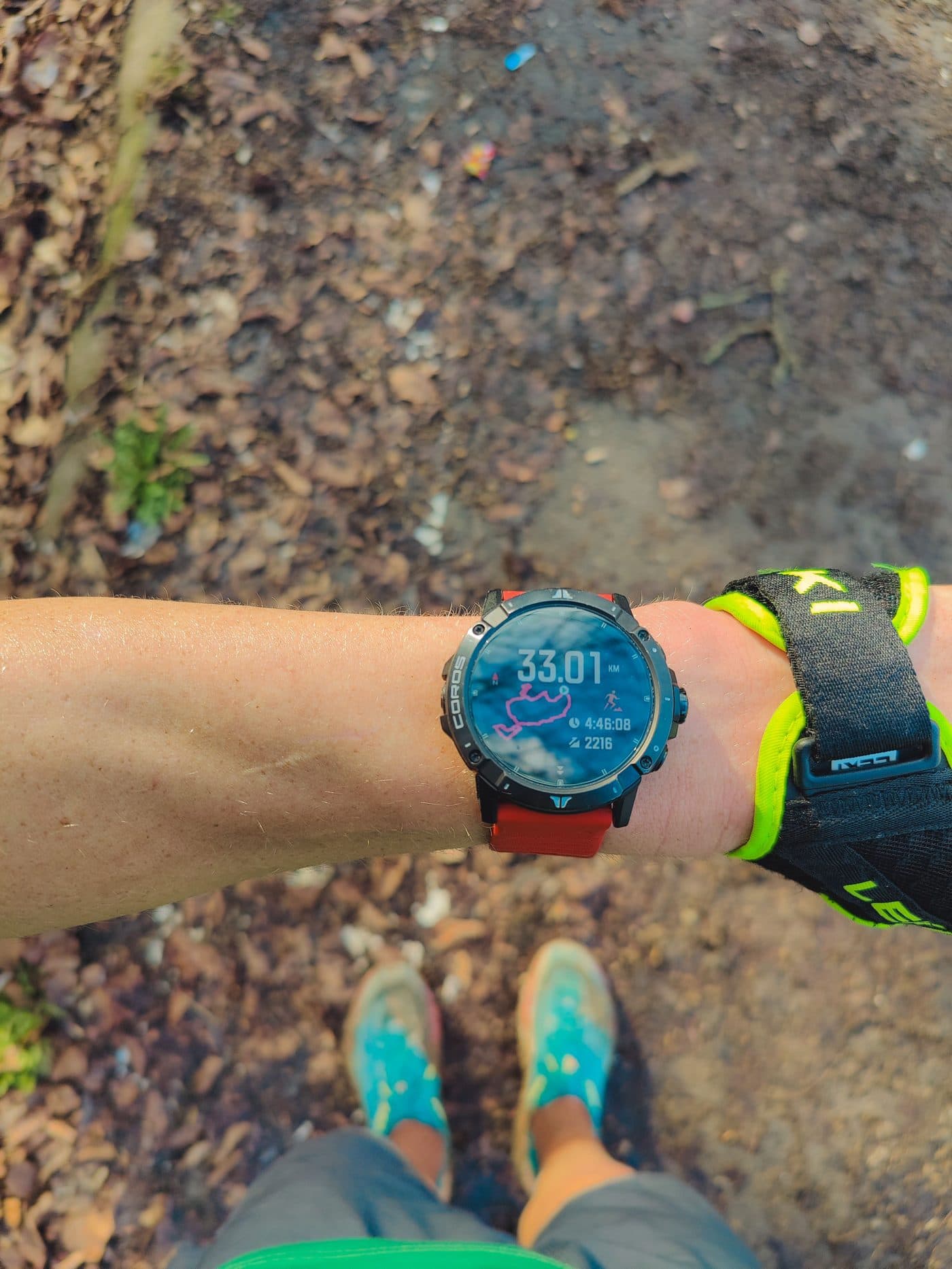 Reloj GPS mostrando un mapa de ruta en la muñeca durante una salida de trail